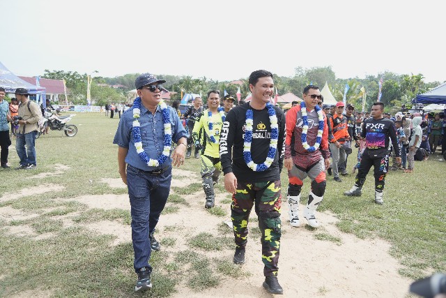 Bupati Suhardiman Tampak Kompak Dengan Ketua DPRD Adam Hadiri Bhayangkara Jelajah Alam - (Ada 1 foto)