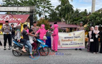 Polsek Kuantan Mudik Berbagi Takjil Gratis dan Buka Puasa Bersama Anak Yatim