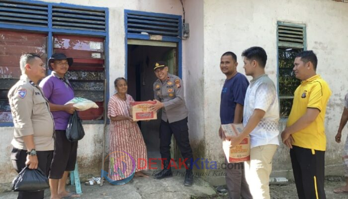 Kapolsek Benai Ipda Hainur Rasyid Beri Bantuan Ke Warga Terdampak Banjir Bukti Kepedulian Polri