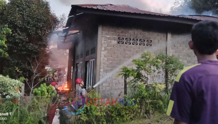Dua Armada Damkar Kuansing Padamkan Kebakaran Menimpa Rumah Warga Buriang