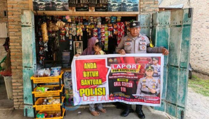 Bhabinkamtibmas Polsek Sipispis Tempel Sticker Lapor Pak Kapolres di Warung Kios
