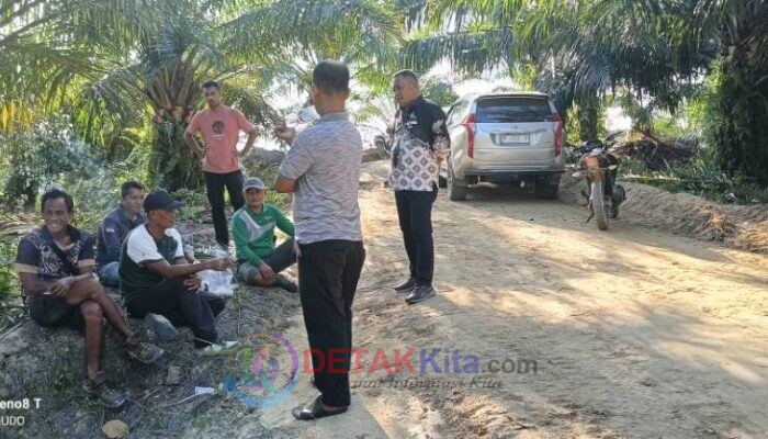 Kolaborasi Dewan Dasver Librian Vea Bersama Masyarakat Perbaiki Jalan Perkebunan