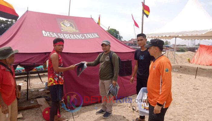 BPBD Kuansing Bagikan Kantong Sampah ke Kajang Jalur, Ajak Jaga Kebersihan Pacu Jalur