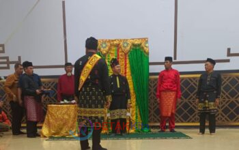 Sambutan Adat Megah: Abdul Wahid Terima Gelar Kehormatan Datuk Panglimo Sati Indragiri di Kuansing