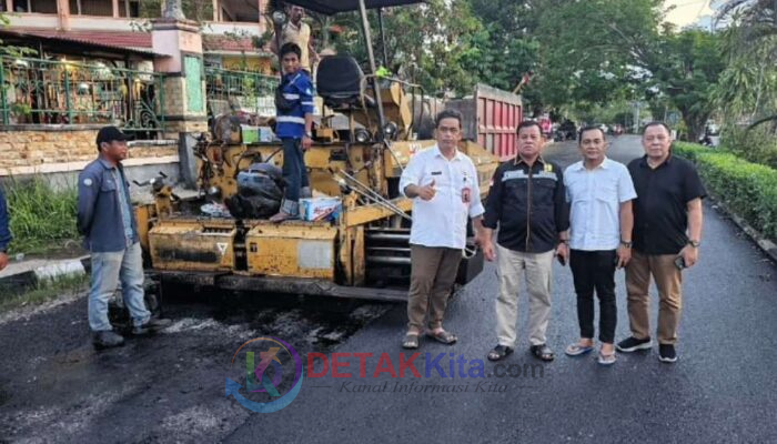 Bupati Suhardiman Tinjau Pengaspalan Jalan Kota Teluk Kuantan Demi Kelancaran Pacu Jalur Nasional 2025