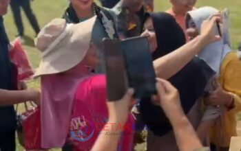 Menteri Pariwisata Jadi Rebutan Swafoto di Pacu Jalur Kuansing 2025
