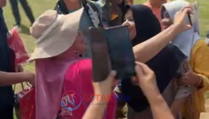 Menteri Pariwisata Jadi Rebutan Swafoto di Pacu Jalur Kuansing 2025