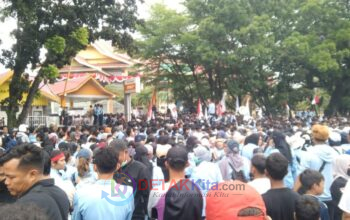 Mahasiswa Kepung DPRD Riau: Tuntut Bebaskan Khariq Anhar, Desak Kapolri Dicopot