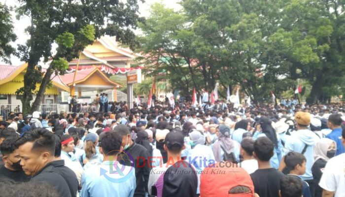 Mahasiswa Kepung DPRD Riau: Tuntut Bebaskan Khariq Anhar, Desak Kapolri Dicopot