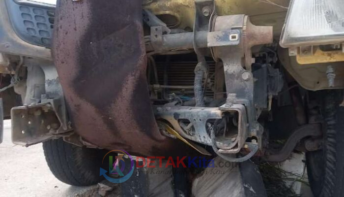 Colt Diesel Tabrak Tiang PLN di Simpang Merbau Kari, Listrik di Sejumlah Wilayah Kuansing Drop