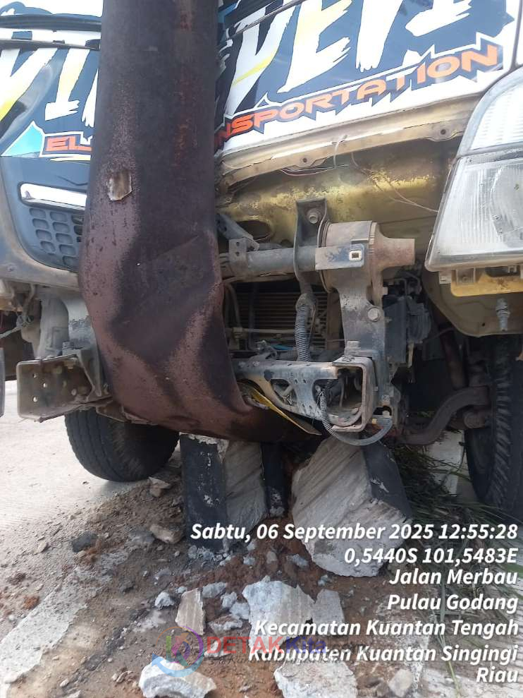 Colt Diesel Tabrak Tiang PLN di Simpang Merbau Kari, Listrik di Sejumlah Wilayah Kuansing Drop