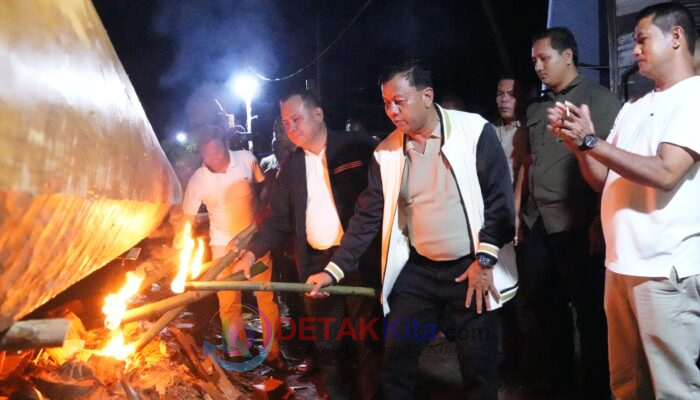 Hujan Tak Jadi Halangan: Malam Haru Pelayuran Jalur Dayang Malini Bersama Bupati Suhardiman