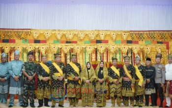 Bupati dan Wabup Kuansing Dianugerahi Gelar Adat “Datuk Seri Setia Amanah” dan “Datuk Seri Timbalan Setia Amanah” LAMR Bupati dan Wabup Kuansing Dianugerahi Gelar Adat “Datuk Seri Setia Amanah” dan “Datuk Seri Timbalan Setia Amanah” LAMR