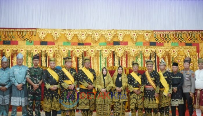 Bupati dan Wabup Kuansing Dianugerahi Gelar Adat “Datuk Seri Setia Amanah” dan “Datuk Seri Timbalan Setia Amanah” LAMR