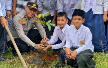 Peringati Hari Santri — Hijaukan Madrasah, Kapolsek Benai Ajak Gen Z Jadi Pelindung Alam Cinta Lingkungan