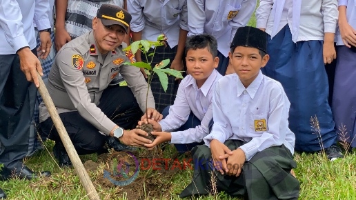 Peringati Hari Santri — Hijaukan Madrasah, Kapolsek Benai Ajak Gen Z Jadi Pelindung Alam Cinta Lingkungan