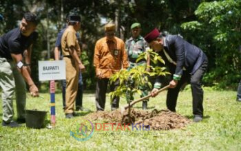 Bupati Suhardiman Amby Tanam Pohon di Hari Santri 2025: Menanam Harapan, Merawat Alam Kuansing Bupati Suhardiman Amby Tanam Pohon di Hari Santri 2025: Menanam Harapan, Merawat Alam Kuansing