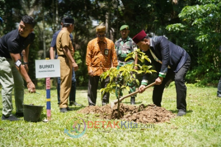 Bupati Suhardiman Amby Tanam Pohon di Hari Santri 2025: Menanam Harapan, Merawat Alam Kuansing Bupati Suhardiman Amby Tanam Pohon di Hari Santri 2025: Menanam Harapan, Merawat Alam Kuansing