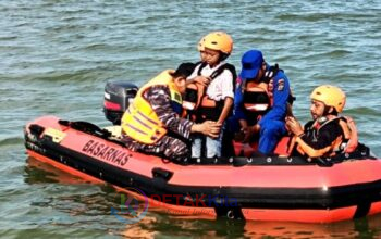 Isak di Tengah Ombak, Tabur Bunga Haru untuk Nelayan Hilang di Laut Sergai