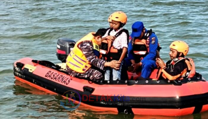 Isak di Tengah Ombak, Tabur Bunga Haru untuk Nelayan Hilang di Laut Sergai