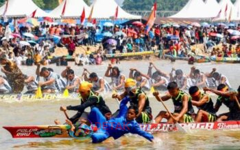 Tepian Narosa Siap Bergemuruh! 10 Jalur Terbaik Meriahkan Pacu Jalur Eksebisi Hari Santri 2025 di Teluk Kuantan Tepian Narosa Siap Bergemuruh! 10 Jalur Terbaik Meriahkan Pacu Jalur Eksebisi Hari Santri 2025 di Teluk Kuantan