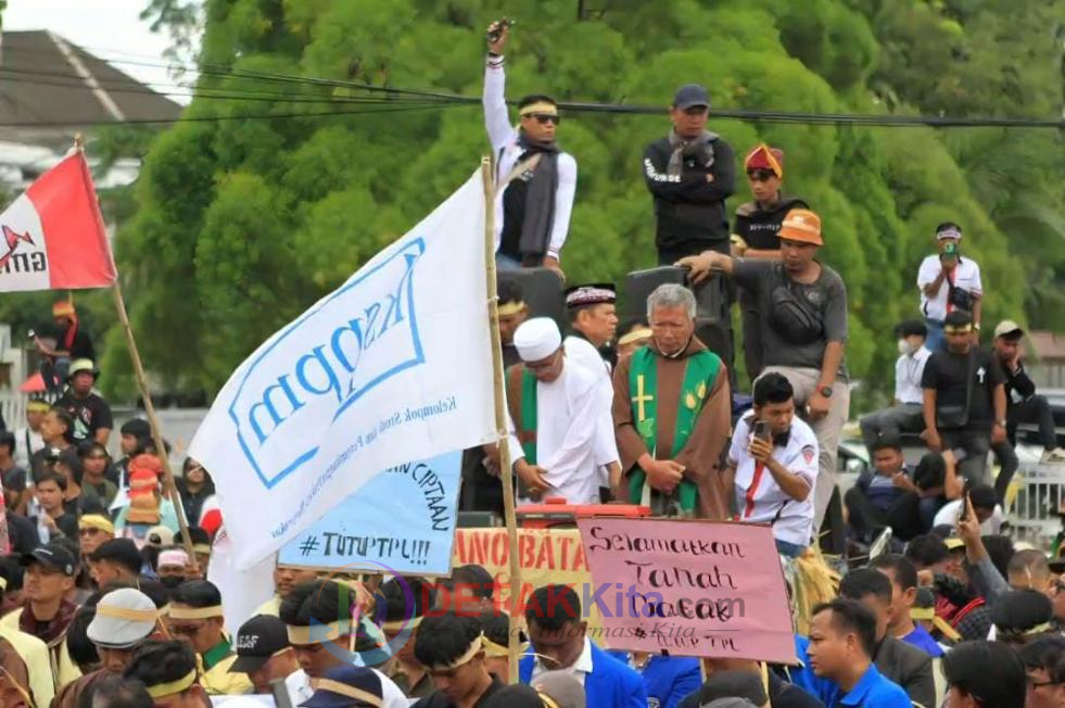 Ribuan Massa Desak Penutupan PT TPL, Gubernur Bobby Didesak Tegas Berpihak ke Rakyat