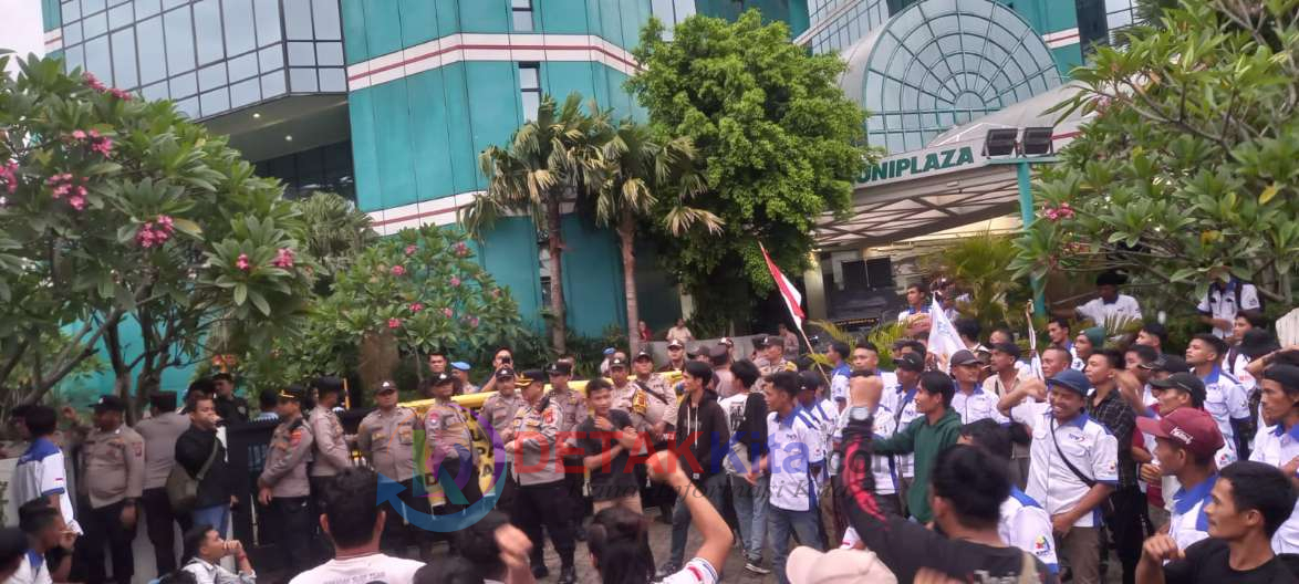 Ribuan Buruh Perkebunan Labuhanbatu Raya Geruduk Kantor Asian Agri Group: Desak Hentikan “Perbudakan” terhadap Istri dan Anak Pekerja