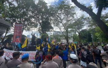 Pimpinan DPRD Sumut Mangkir Lagi, Aksi Cipayung Plus Tolak Soeharto sebagai Pahlawan Nasional Memanas di Gedung Dewan Pimpinan DPRD Sumut Mangkir Lagi, Aksi Cipayung Plus Tolak Soeharto sebagai Pahlawan Nasional Memanas di Gedung Dewan