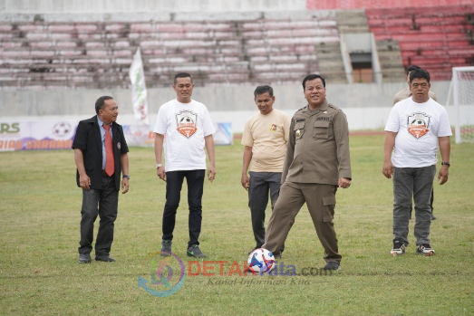 Kejurda Sepakbola Kuansing U-18 Dibuka Meriah Bupati Suhardiman: Saat Stadion SUSC Menjadi Panggung Mimpi Generasi Muda