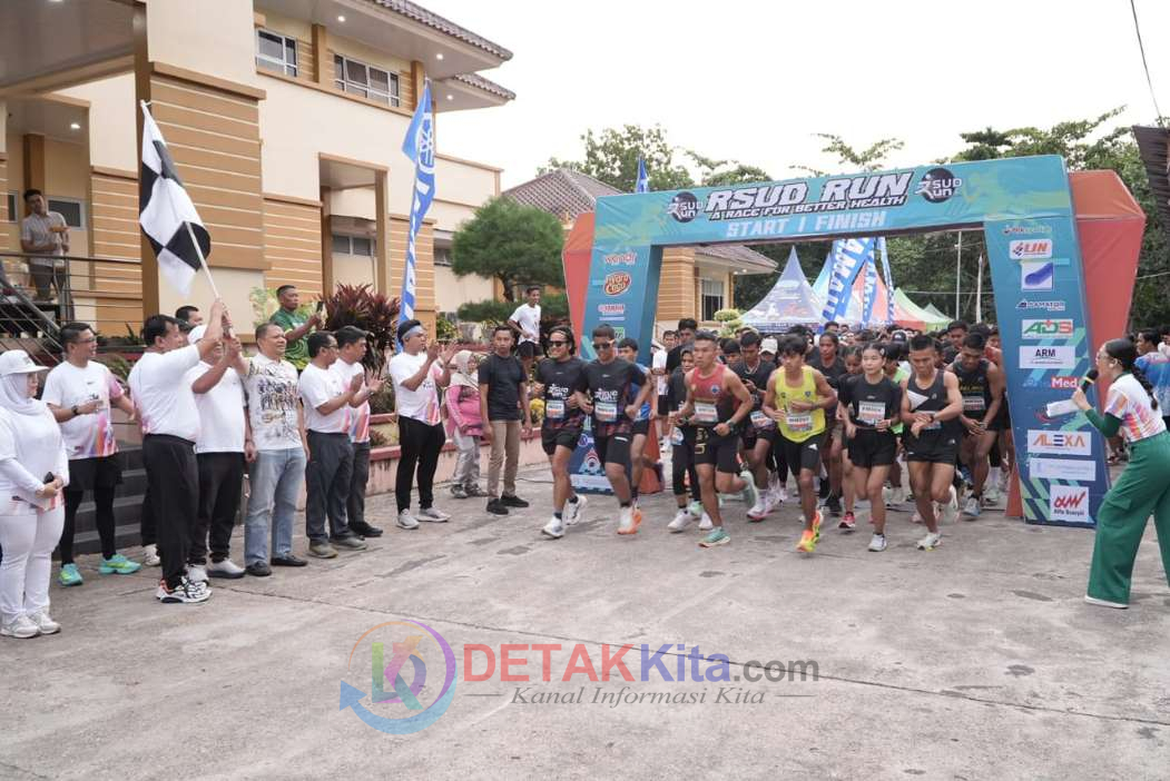 Bupati Suhardiman —Ketika Teluk Kuantan Berlari: Kisah 700 Warga Menyulam Harapan Sehat di RSUD Run 2025