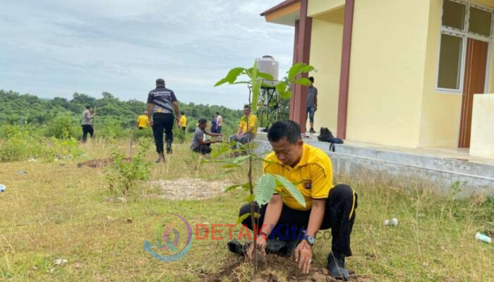 Polsek Kuantan Hilir Tanam 80 Pohon dalam Program Unggulan Kapolda Riau “Green Policing”