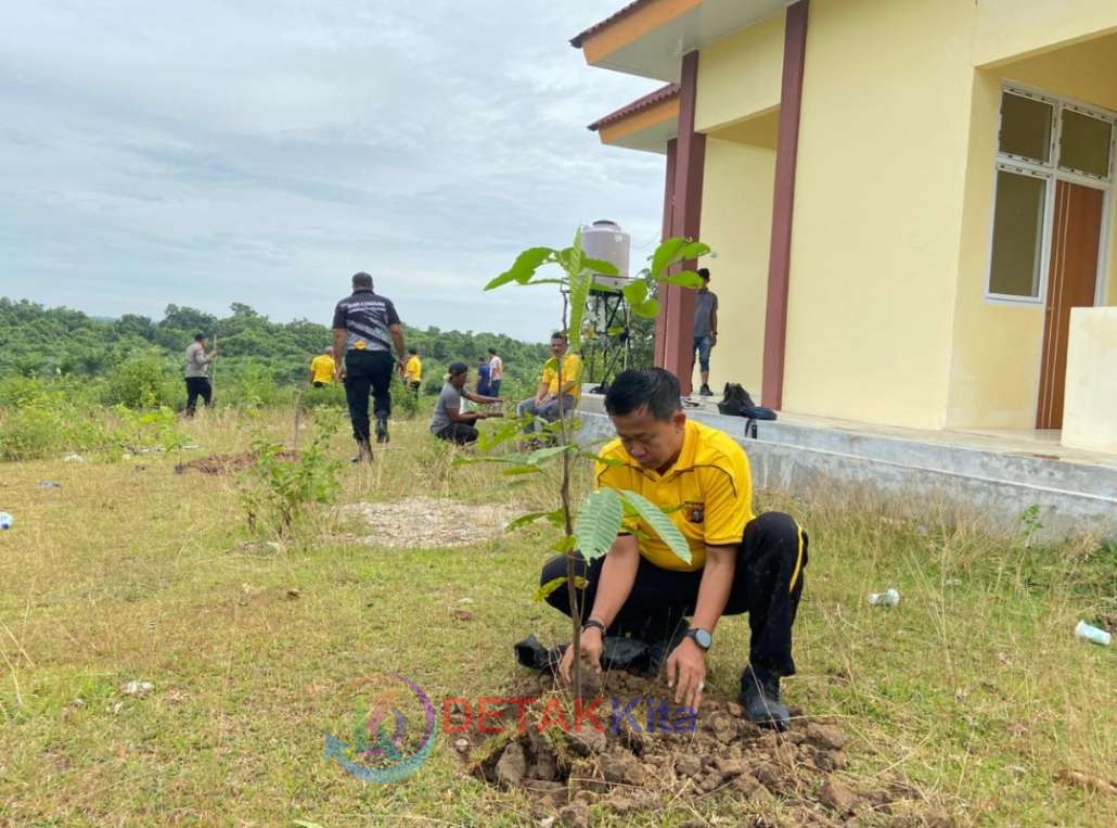 Polsek Kuantan Hilir Tanam 80 Pohon dalam Program Unggulan Kapolda Riau “Green Policing”