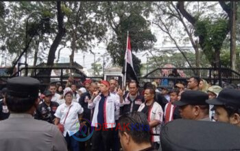 Diguyur Hujan, Ratusan Massa di Medan Menggugat Negara: Lamsiang Sitompul Desak Bencana Sumatera Ditetapkan Nasional