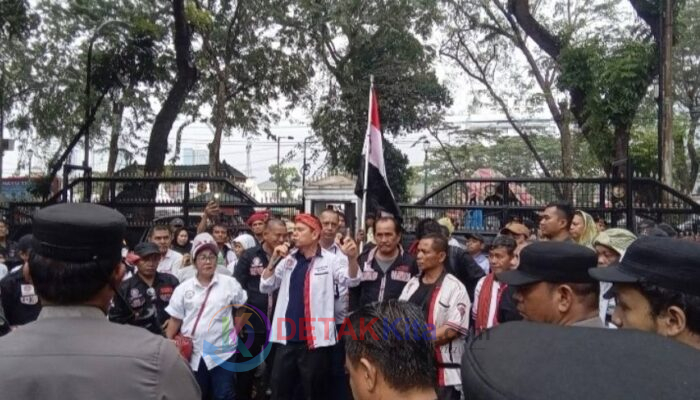 Diguyur Hujan, Ratusan Massa di Medan Menggugat Negara: Lamsiang Sitompul Desak Bencana Sumatera Ditetapkan Nasional
