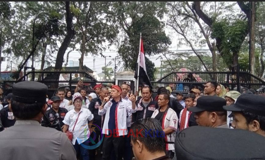 Diguyur Hujan, Ratusan Massa di Medan Menggugat Negara: Lamsiang Sitompul Desak Bencana Sumatera Ditetapkan Nasional