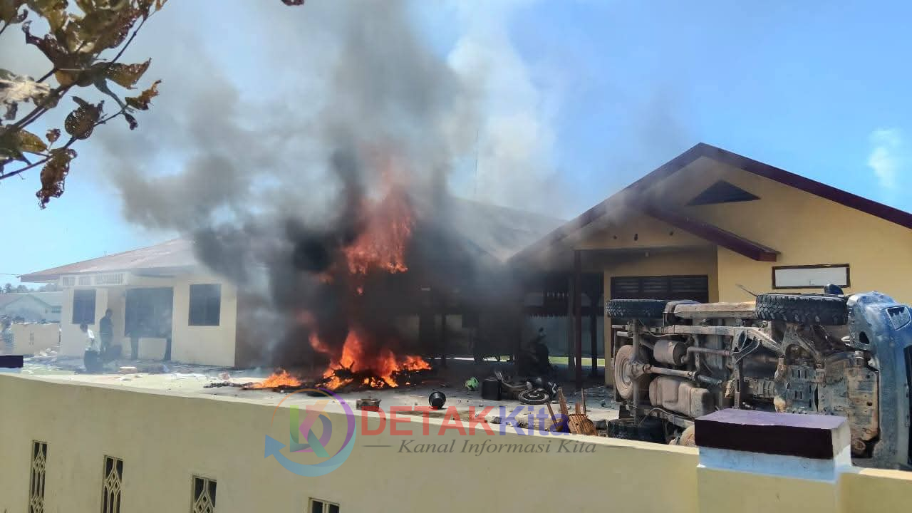 Diduga Terduga Pengedar Narkoba Dilepas, Amarah Warga Singkuang Meledak—Mapolsek Muara Batang Gadis Dibakar