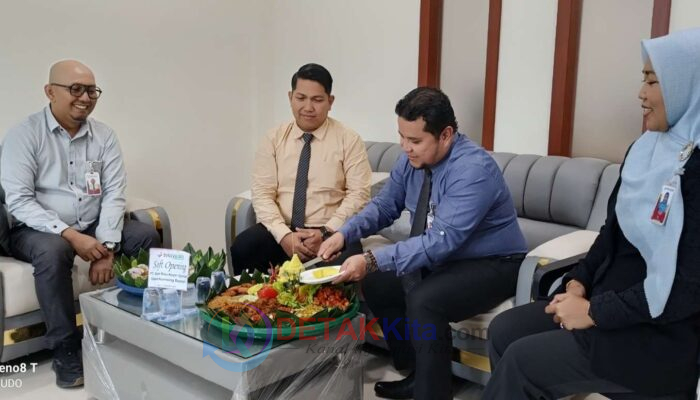 Potong Tumpeng, Alfikri Djamil Tegaskan BRK Syariah Hadir Lebih Dekat untuk Warga Kuansing