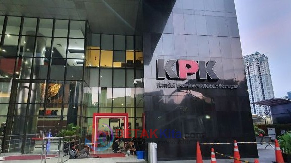 KPK Geledah Rumdin Bupati Inhu, Rp400 Juta Disita Diduga Aliran Proyek Korupsi Abdul Wahid