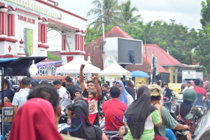 AWAL RAMADHAN MELEDAK! Teluk Kuantan Macet Total, Pasar Dadakan di Taman Jalur Diserbu Warga — Ekonomi Langsung Menggeliat