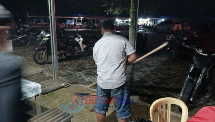 TURUN DARI PLAFON SAAT NIKMATI KOPI! Ular Cincin Emas Gegerkan Warkop Jangguik Baserah—Damkar Tak Kunjung Datang