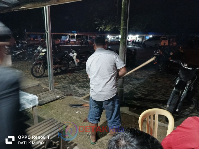 TURUN DARI PLAFON SAAT NIKMATI KOPI! Ular Cincin Emas Gegerkan Warkop Jangguik Baserah—Damkar Tak Kunjung Datang