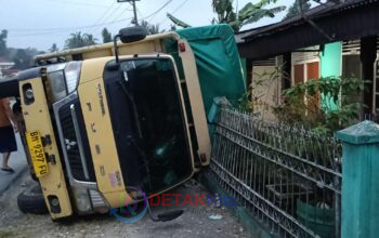 Subuh-Subuh Truk Colt Diesel Terguling di Jake Kuansing — Diduga Sopir Mengantuk Hingga Hantam Pagar Rumah Warga