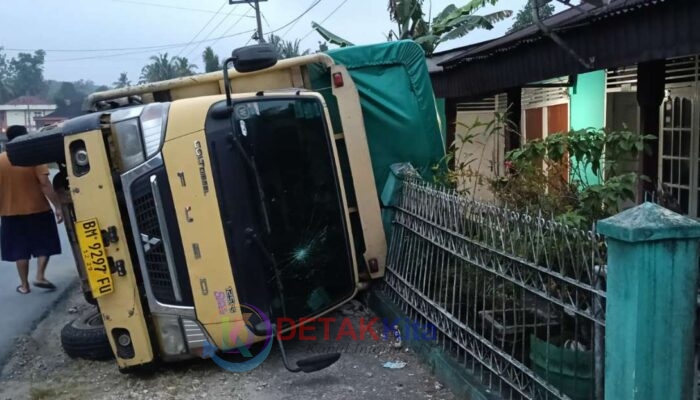 Subuh-Subuh Truk Colt Diesel Terguling di Jake Kuansing — Diduga Sopir Mengantuk Hingga Hantam Pagar Rumah Warga
