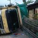 Subuh-Subuh Truk Colt Diesel Terguling di Jake Kuansing — Diduga Sopir Mengantuk Hingga Hantam Pagar Rumah Warga