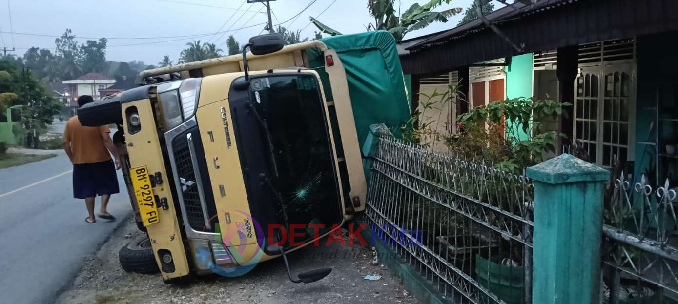 Subuh-Subuh Truk Colt Diesel Terguling di Jake Kuansing — Diduga Sopir Mengantuk Hingga Hantam Pagar Rumah Warga