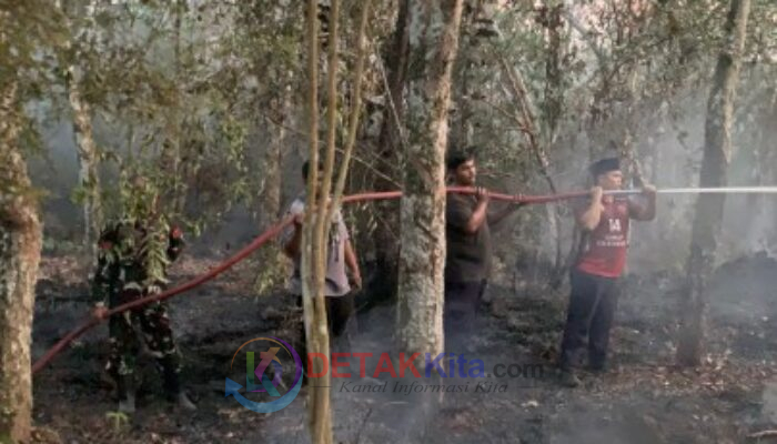 Lahan 1 Hektare di Kuantan Hilir Terbakar! Tim Satpol PP PKP Kuansing—TNI dan Warga Bergerak Cepat Jinakkan Api