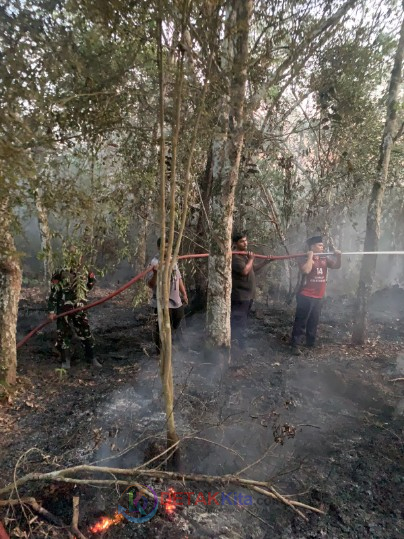 Lahan 1 Hektare di Kuantan Hilir Terbakar! Tim Satpol PP PKP Kuansing—TNI dan Warga Bergerak Cepat Jinakkan Api