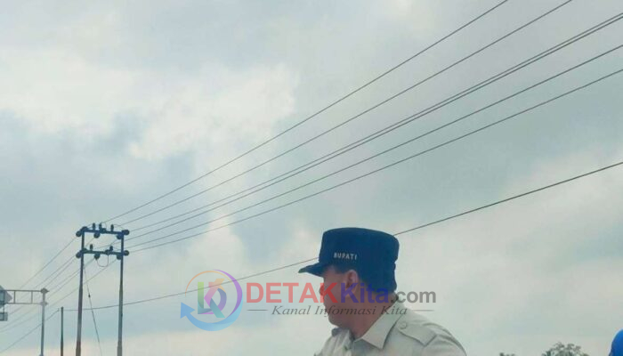 Macet Parah 1 KM di Pasar Benai! Bupati Suhardiman Turun Tangan — Langsung Atur Lalu Lintas di Tengah Kerumunan