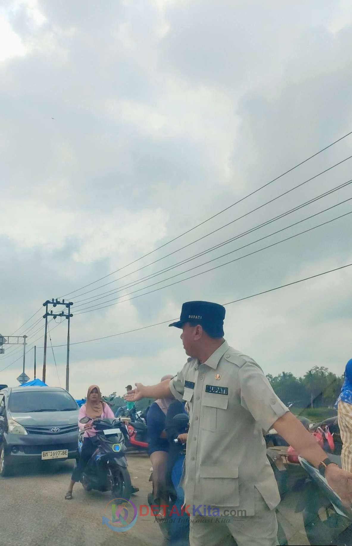 Macet Parah 1 KM di Pasar Benai! Bupati Suhardiman Turun Tangan — Langsung Atur Lalu Lintas di Tengah Kerumunan