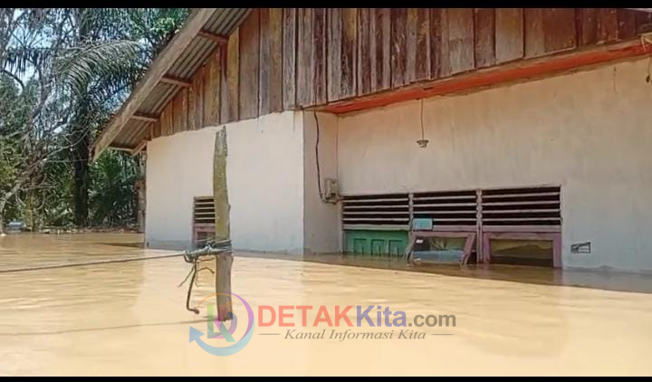 Bupati Suhardiman Instruksikan Kirim Bantuan — 40 Rumah di Tanjung Medang Hulu Kuantan Diterjang Banjir